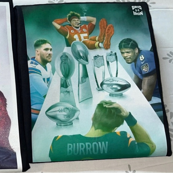 Selling memorabilia shirts! NFL, CHIEFS, MAHOMES - Picture 3 of 4